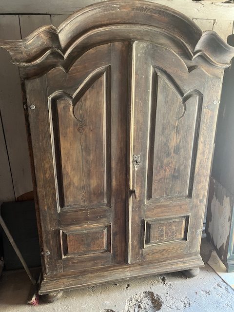 438:) Rokokoskåp 1700-tal med framtagen originalfärg:Org.lås och gångjärn.