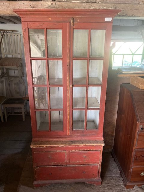 442) Vitrinskåp i originalfärg