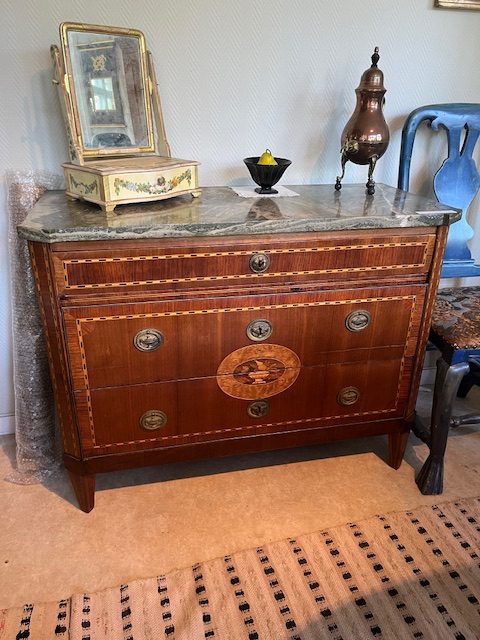 440.) Gustaviansk byrå med senare stenskiva