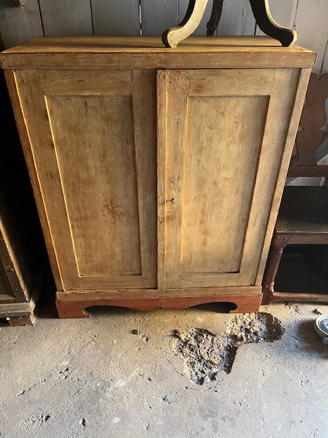 444.)Skänk innan 1850 i en gul original färg med unika breddmåttet på 99 cm(annars oftast 110-120 cm breda).Unikt också den rosa sockeln i originalfärg.Dörrarna också rosa på insidan.