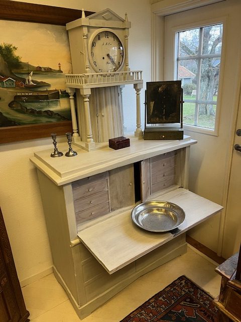 441.)Skrivsekretär med inbyggt ur tidigt 1800-tal med en senare målning.