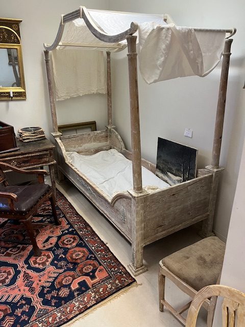 436.)Himmelsäng ca 1820-tal med framtagen orginalfärg.