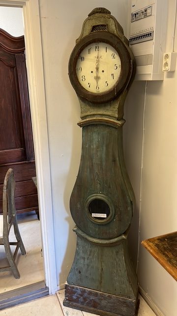 446.) Golvur rokoko i en grön originalfärg