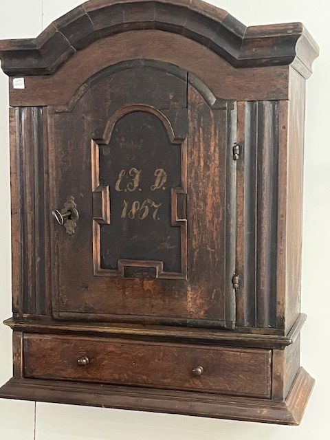 448:) 1700-tals väggskåp med en målad datering på 1857 (en senare händelse av bröllopsgåva till sin blivande fru)